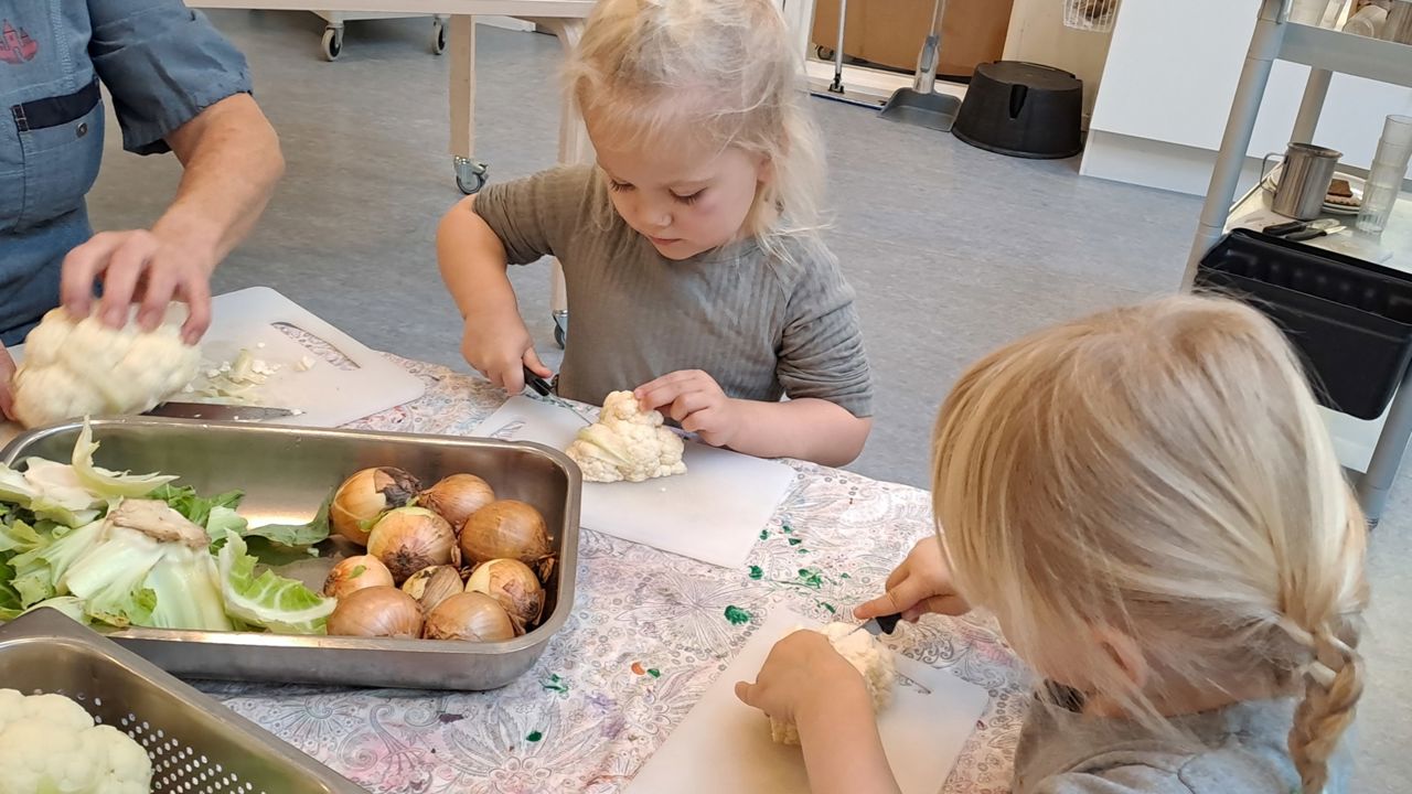 Børn laver mad i Huset Nyvang