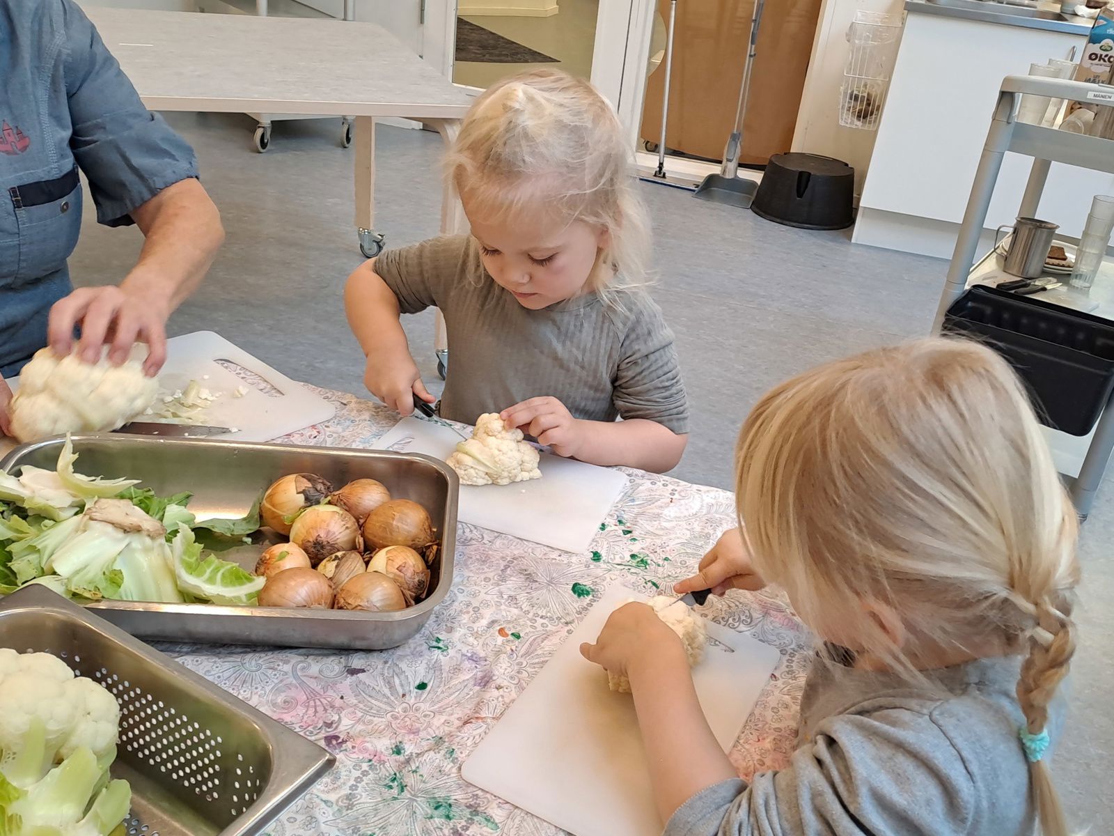 Børn laver mad i Huset Nyvang