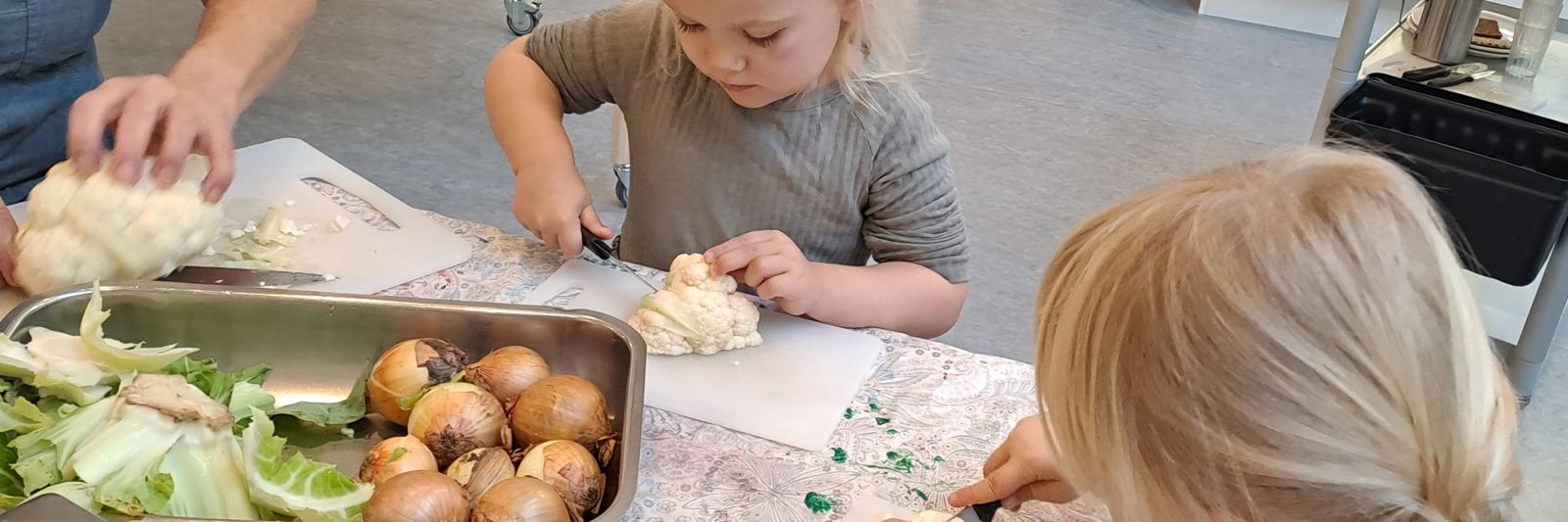 Børn laver mad i Huset Nyvang